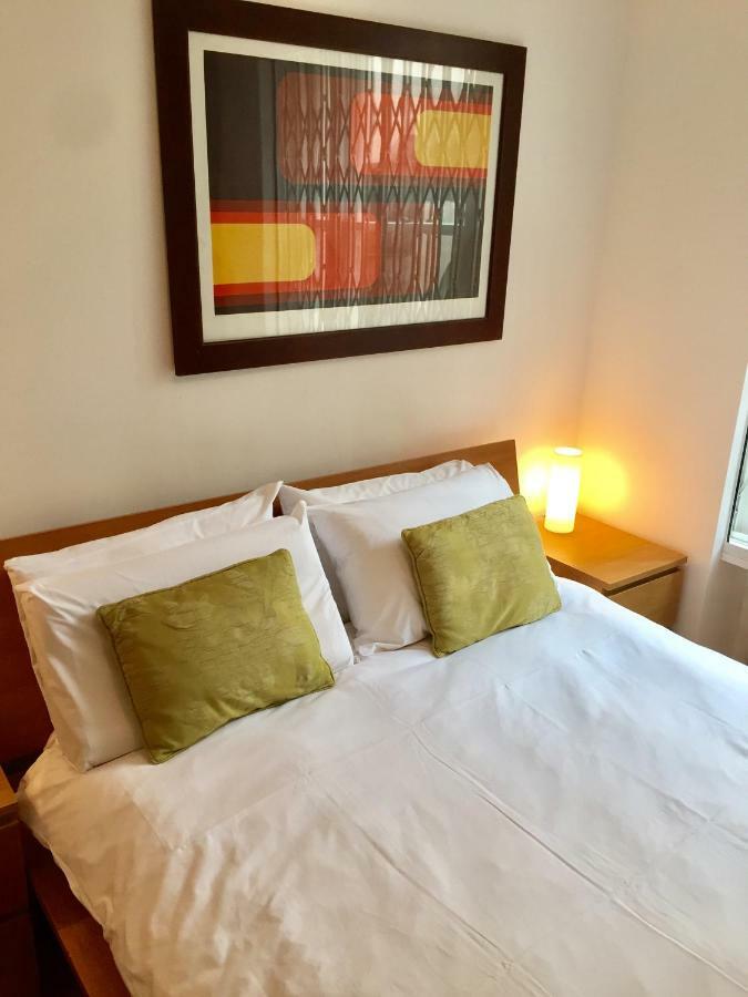 Stylish Apartment In Victoria Лондон Екстериор снимка