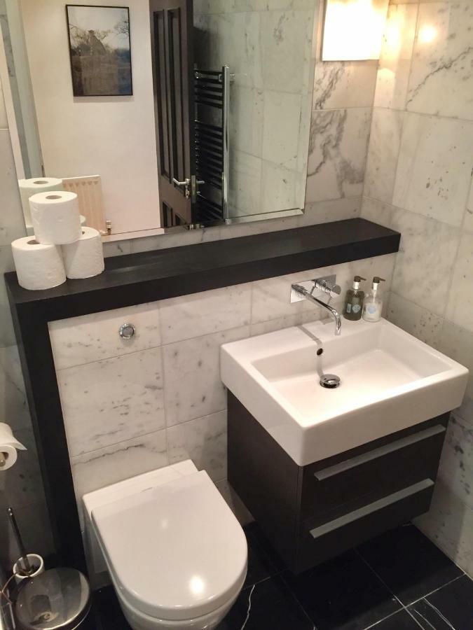 Stylish Apartment In Victoria Лондон Екстериор снимка