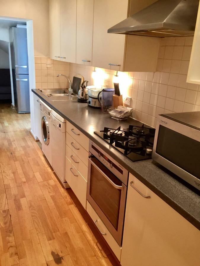 Stylish Apartment In Victoria Лондон Екстериор снимка