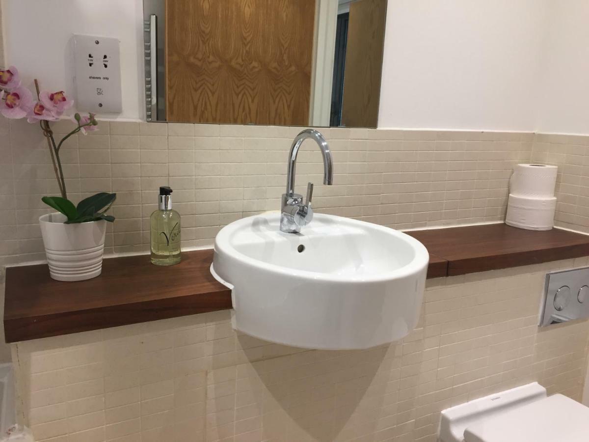 Stylish Apartment In Victoria Лондон Екстериор снимка
