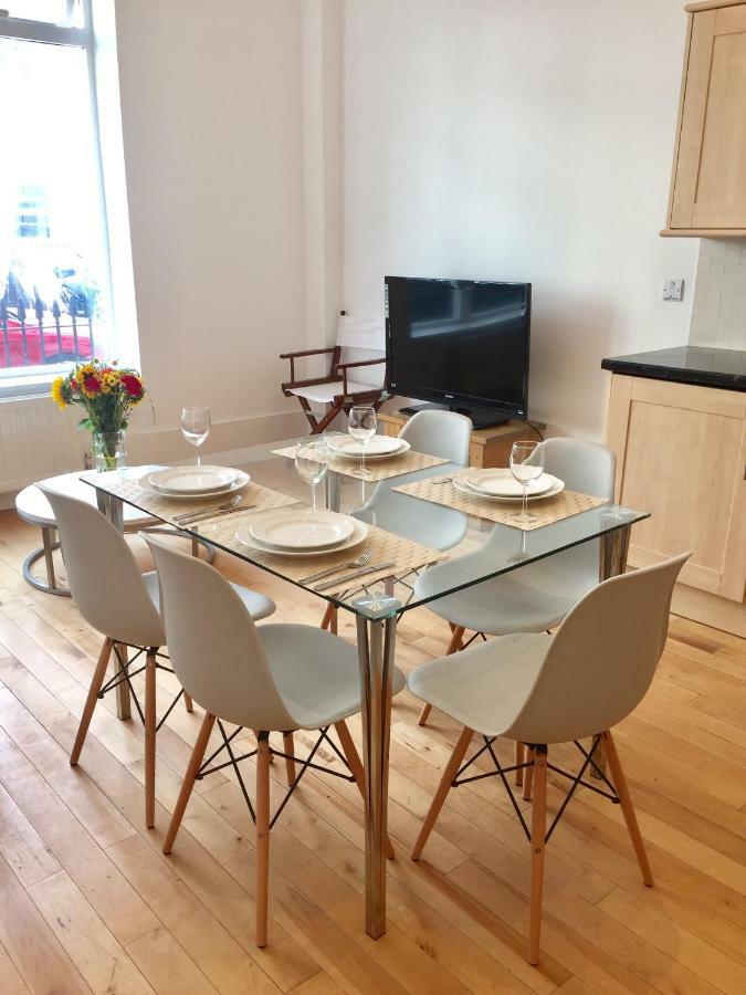 Stylish Apartment In Victoria Лондон Екстериор снимка