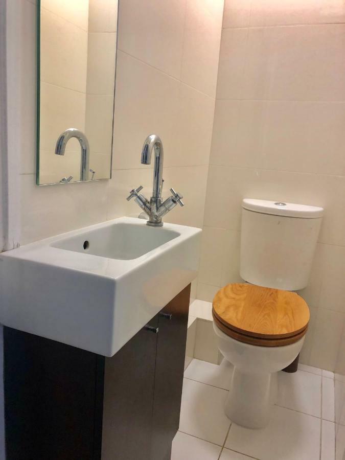 Stylish Apartment In Victoria Лондон Екстериор снимка