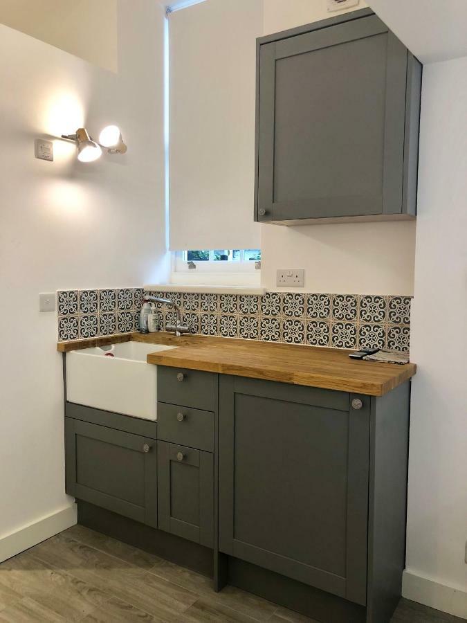 Stylish Apartment In Victoria Лондон Екстериор снимка